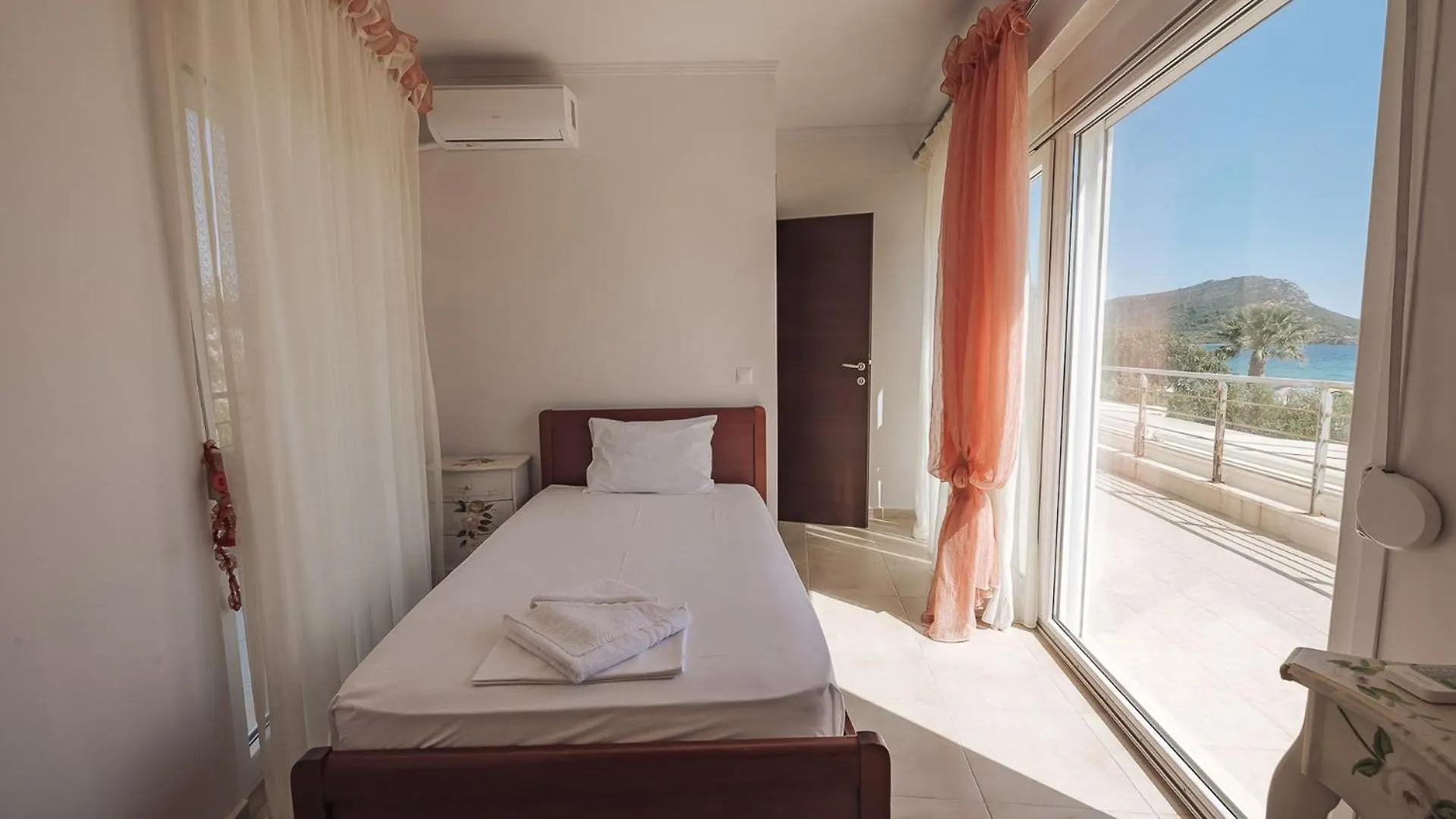 Beach Front Villa Toroni Vakantiehuis
