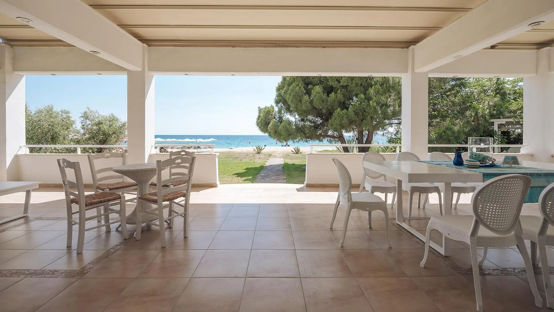 Beach Front Villa Toroni Vakantiehuis